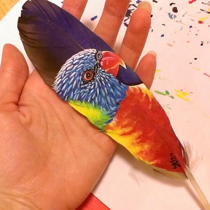 Реалистичные рисунки на перьях