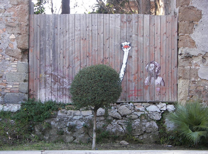Уличное граффити, идеально вписавшееся в окружающую среду