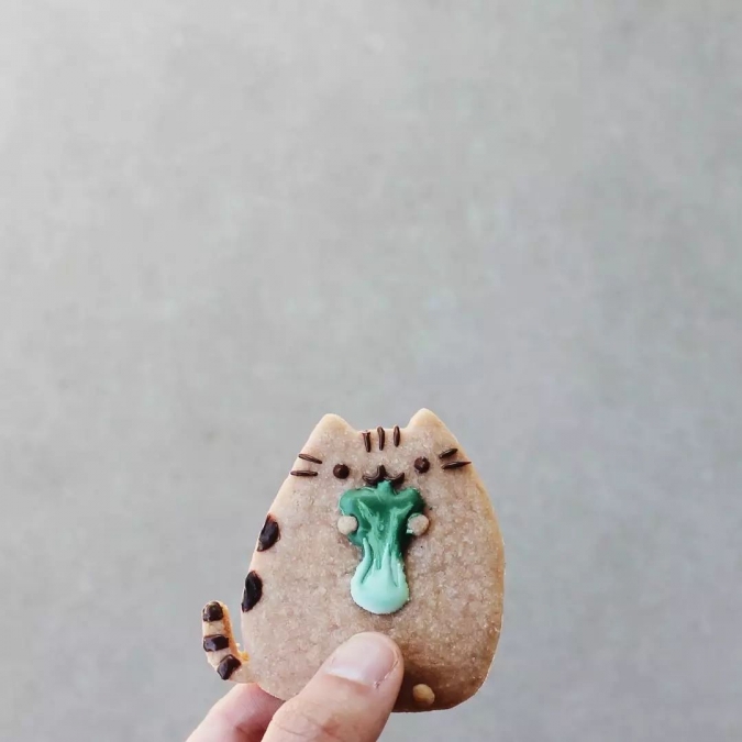 Печенье в виде кота Пушина с едой