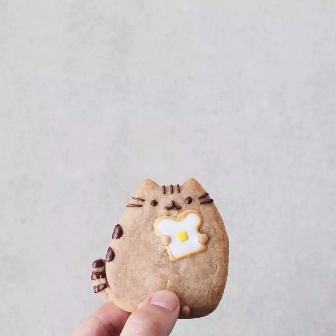 Печенье в виде кота Пушина с едой