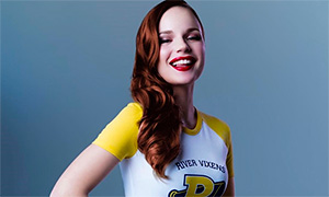 Саша Спилберг стала лицом новой коллекции бренда ТВОЕ, посвященной сериалу «Ривердейл»