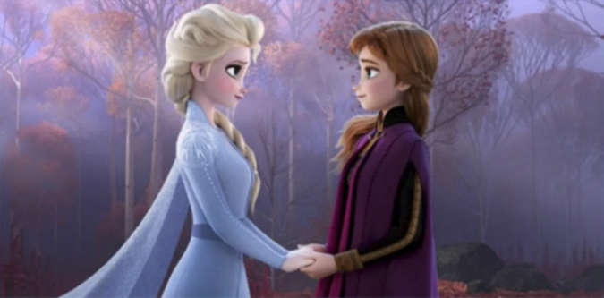 Холодное Сердце 2 Анна и Эльза держат друг друга за руки